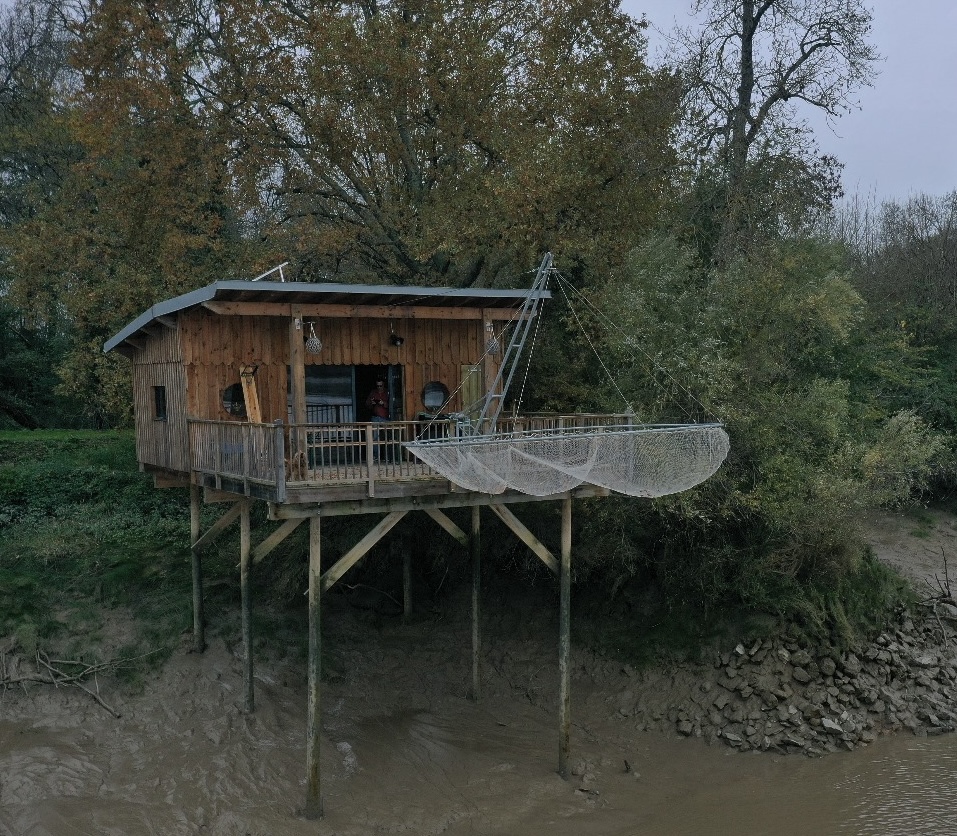 Notre carrelet sur pilotis vu depuis l'eau, ouvrage terminé sur l'estuaire de la Gironde