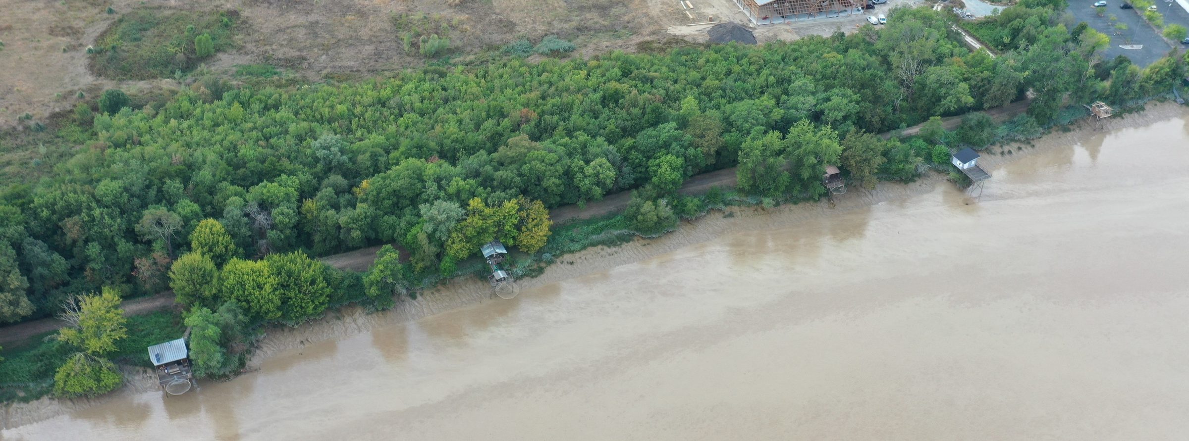 Vue aérienne des berges de la Gironde où sont implantés les carrelets