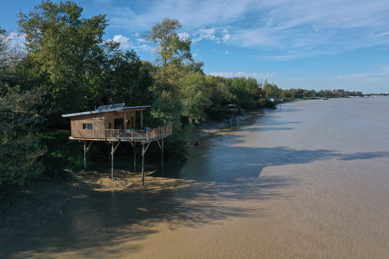 Vue des berges de la Garonne où sont implantés les carrelets