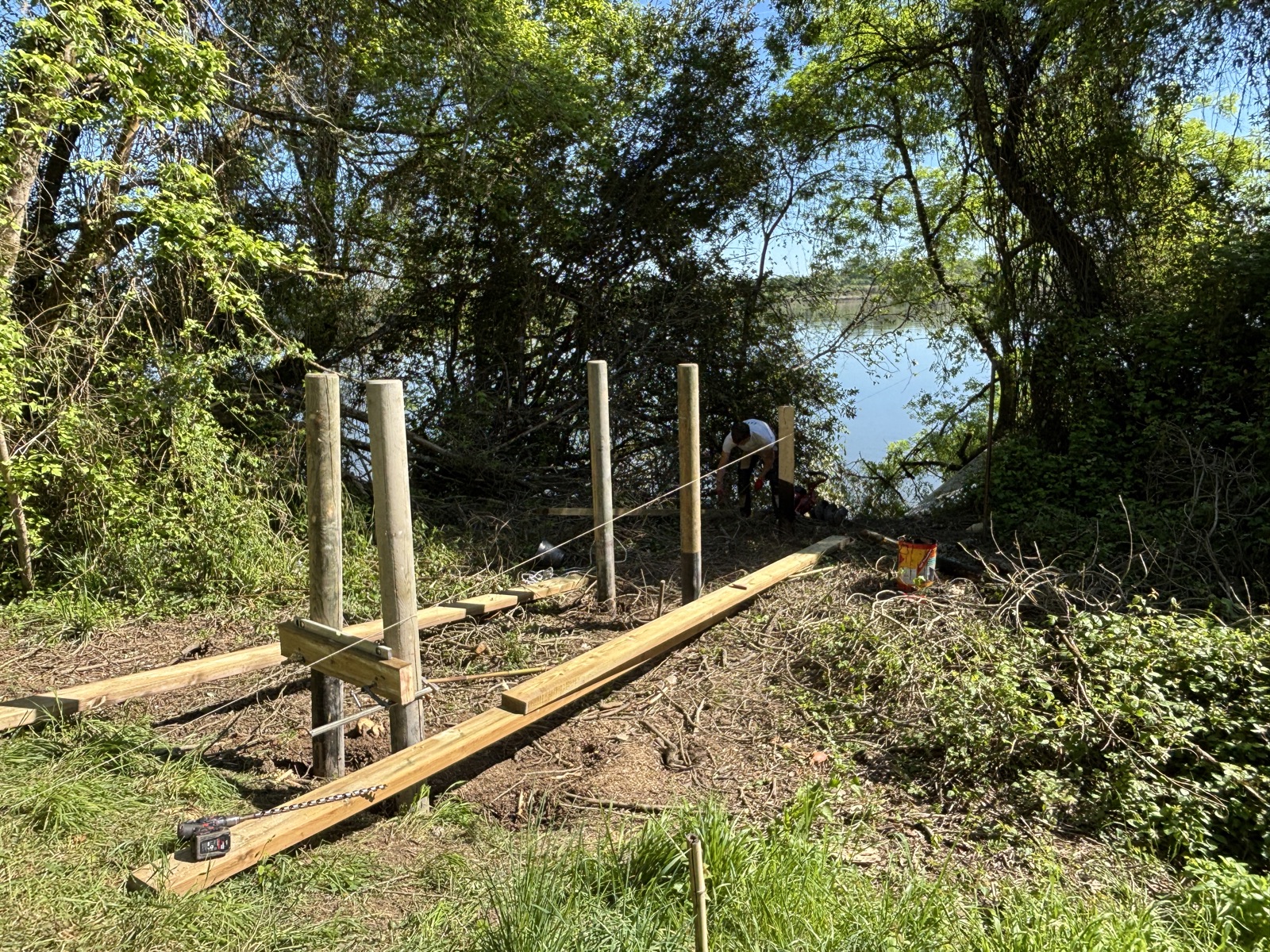 Implantation de la passerelle : pieux battus dans la vase à marée basse