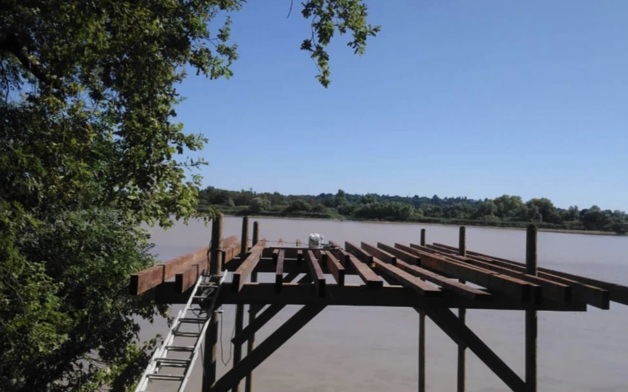 Plateforme du carrelet d'environ 20 m² posée sur les pieux, au-dessus de l'eau