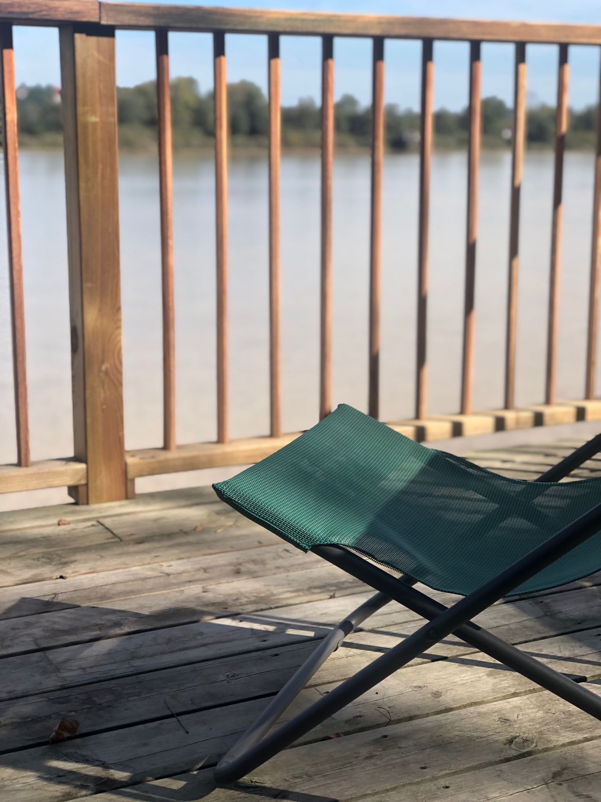 Terrasse couverte du carrelet, garde-corps et accessoires extérieurs face à l'estuaire